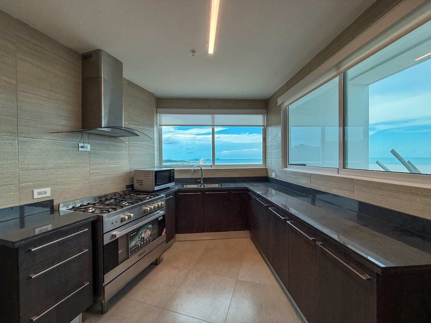 3-Bedroom Luxurious Beachfront Penthouse in Malibu Nueva Gorgona R-0031 - Image 11