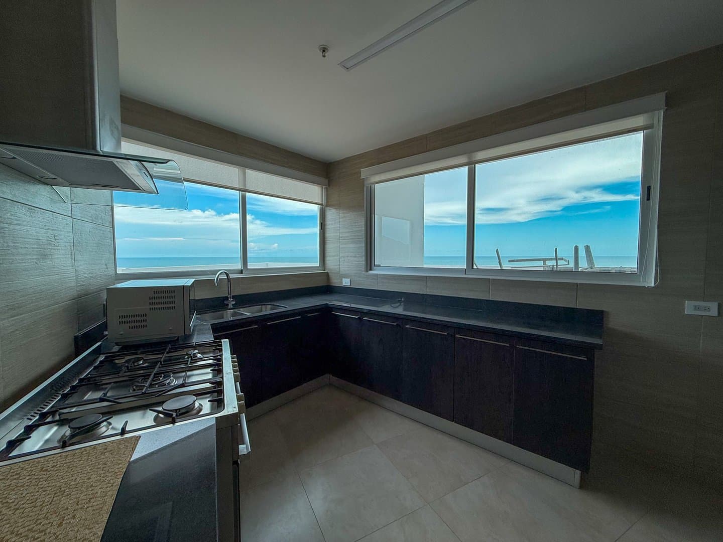 3-Bedroom Luxurious Beachfront Penthouse in Malibu Nueva Gorgona R-0031 - Image 12
