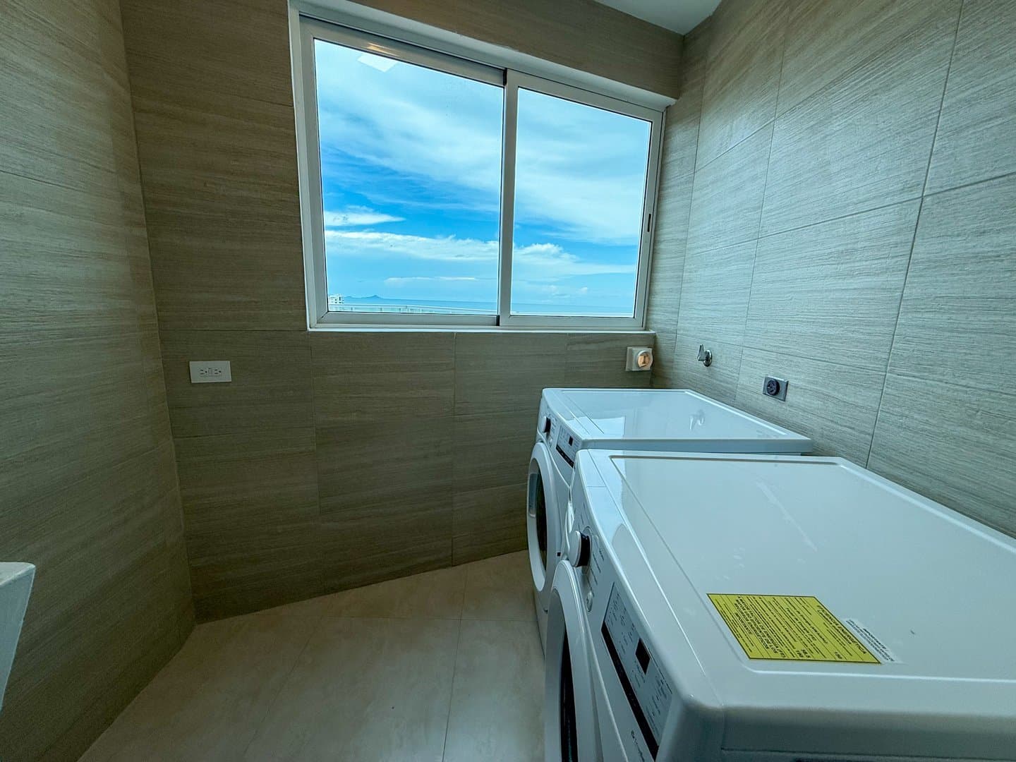 3-Bedroom Luxurious Beachfront Penthouse in Malibu Nueva Gorgona R-0031 - Image 13