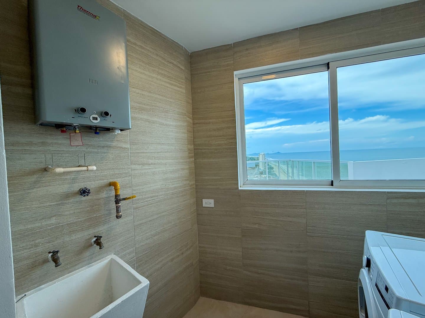 3-Bedroom Luxurious Beachfront Penthouse in Malibu Nueva Gorgona R-0031 - Image 14
