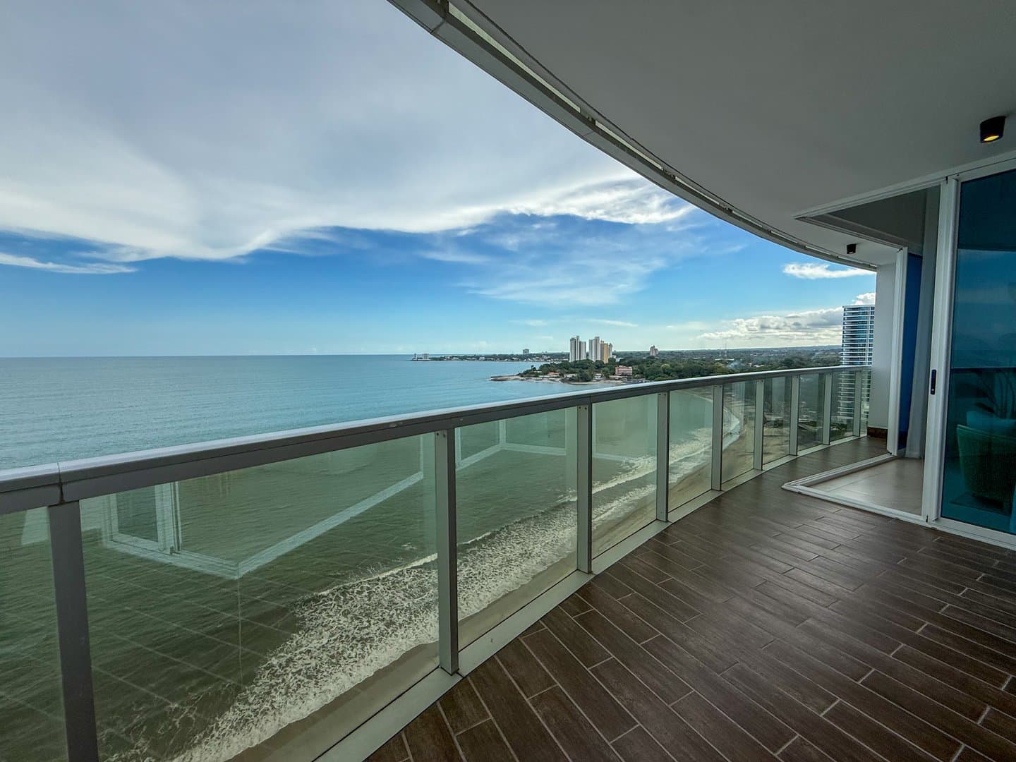 3-Bedroom Luxurious Beachfront Penthouse in Malibu Nueva Gorgona R-0031 - Image 3