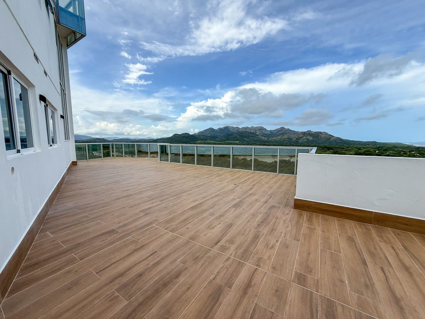 3-Bedroom Luxurious Beachfront Penthouse in Malibu Nueva Gorgona R-0031 - Image 4