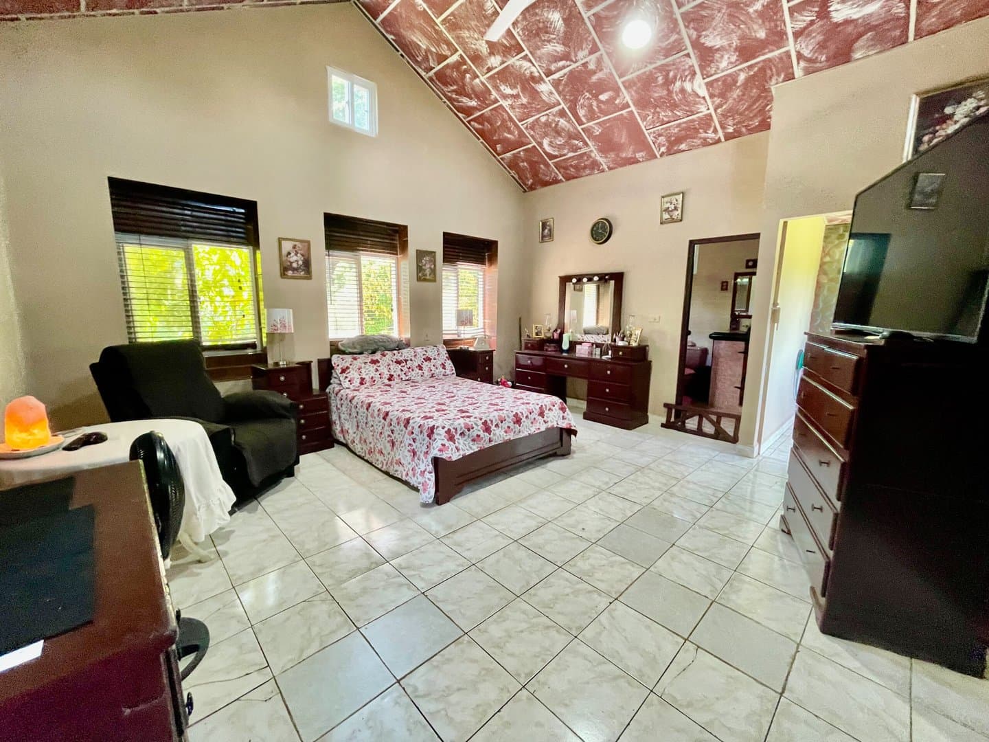 Find Your Oasis in Dolega – Two-Story Home, Additional House, and Spacious Yard L-0009 - Image 11