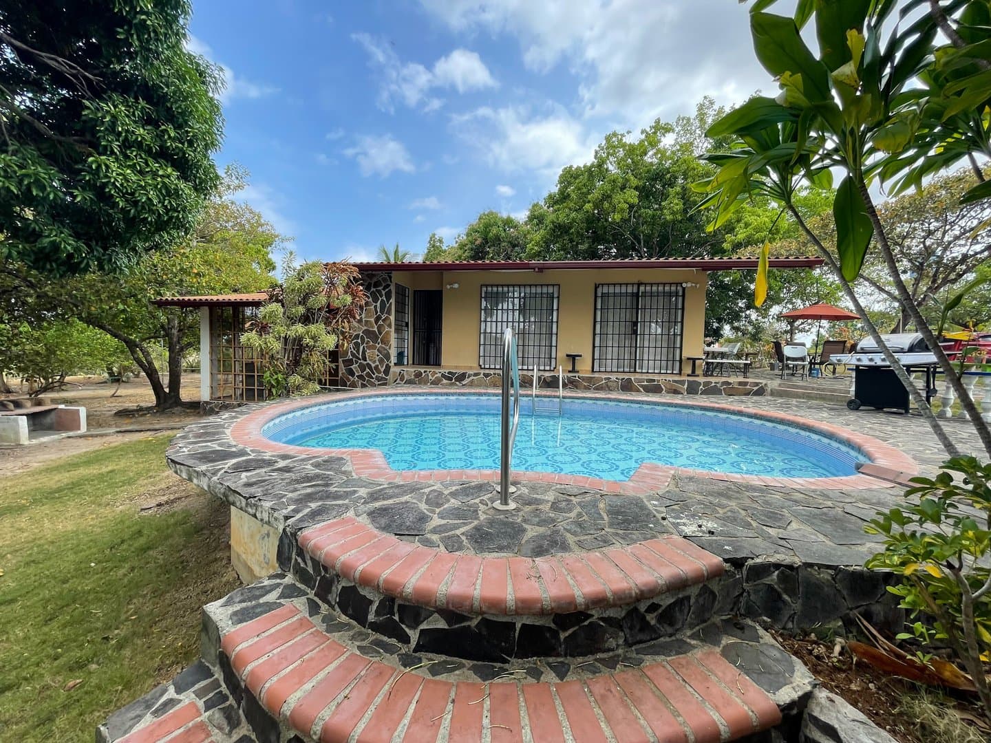 Investment Opportunity: Tranquil Living on a Sprawling 3.7-Acre Estate! R-0488 - Image 35