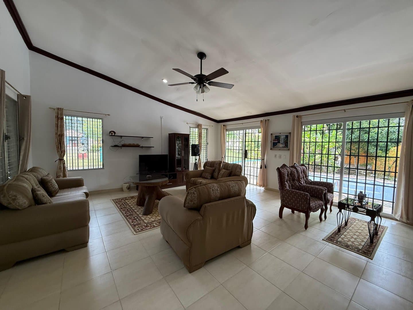 Investment Opportunity: Tranquil Living on a Sprawling 3.7-Acre Estate! R-0488 - Image 47
