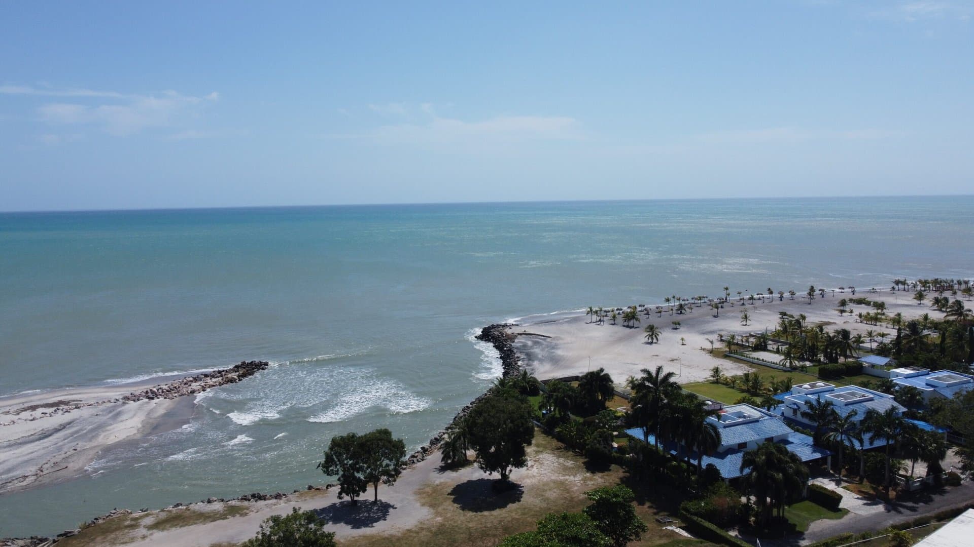 Luxury Living in Playa Blanca – Fully Furnished 3-Bedroom Beachfront Condo R-0597 - Image 1