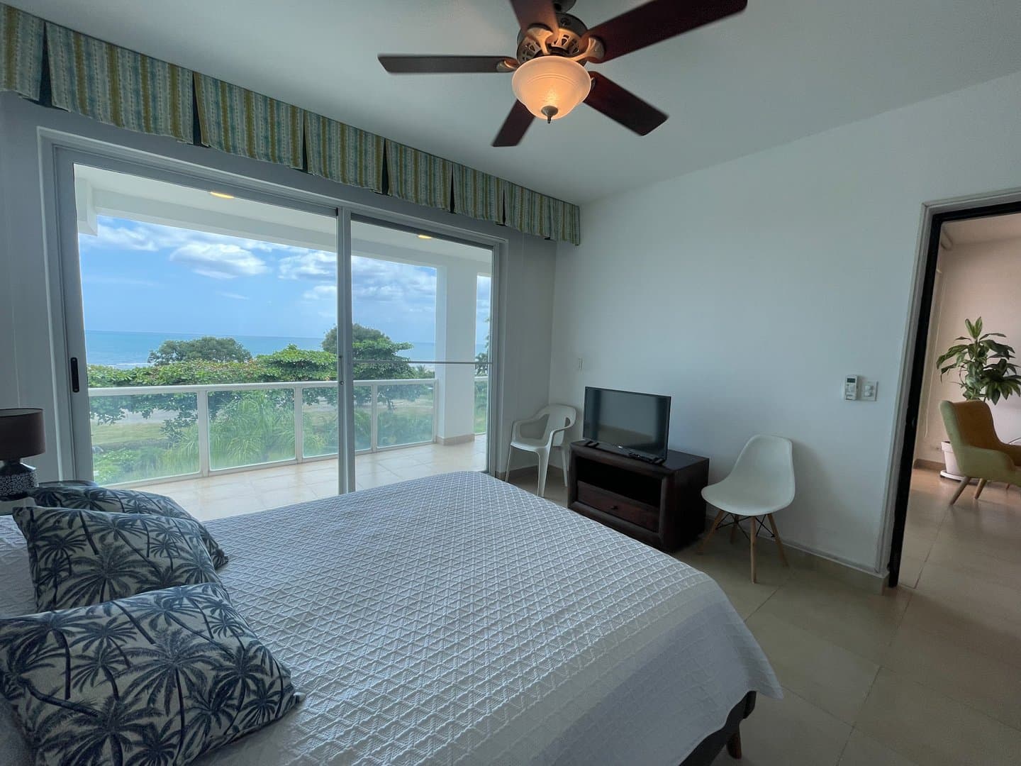 Luxury Living in Playa Blanca – Fully Furnished 3-Bedroom Beachfront Condo R-0597 - Image 13