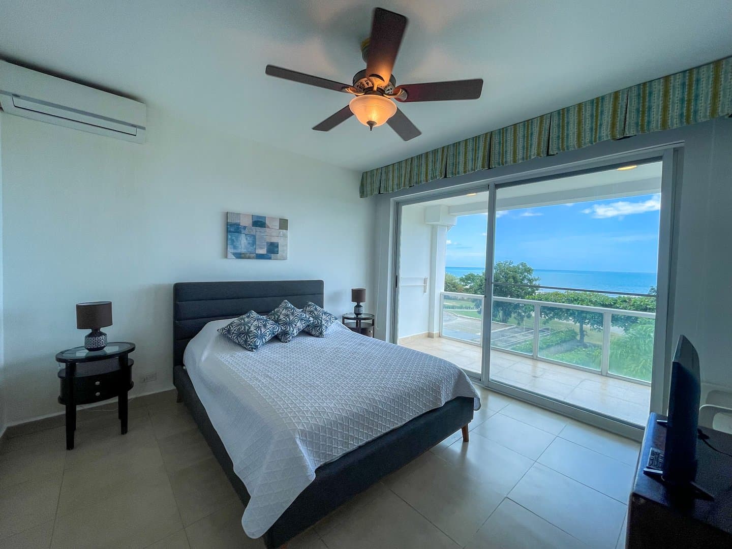 Luxury Living in Playa Blanca – Fully Furnished 3-Bedroom Beachfront Condo R-0597 - Image 14