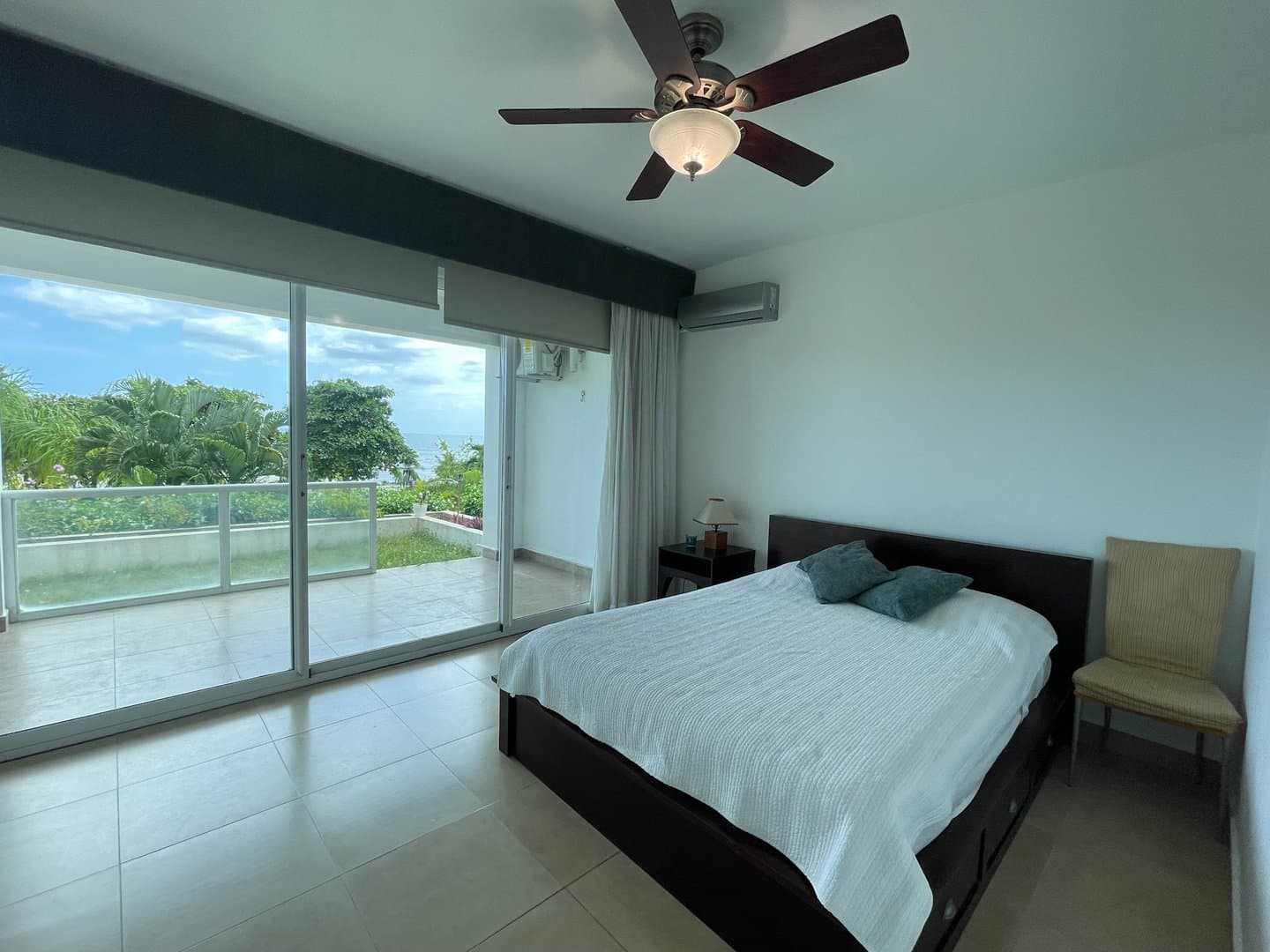 Luxury Living in Playa Blanca – Fully Furnished 3-Bedroom Beachfront Condo R-0597 - Image 17