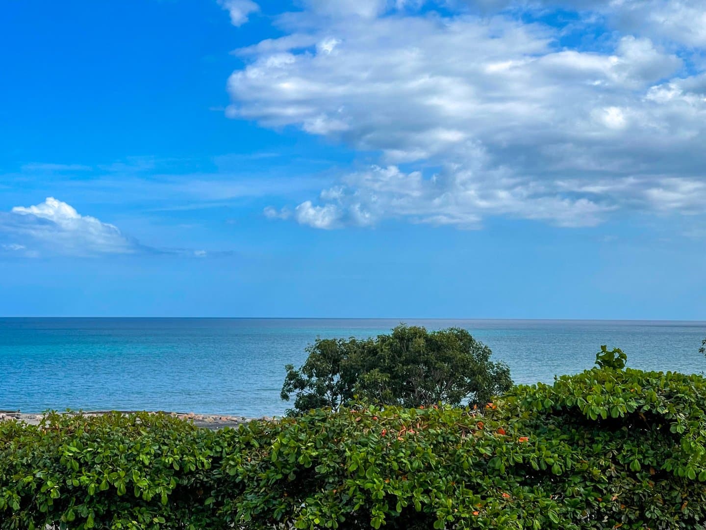 Luxury Living in Playa Blanca – Fully Furnished 3-Bedroom Beachfront Condo R-0597 - Image 24