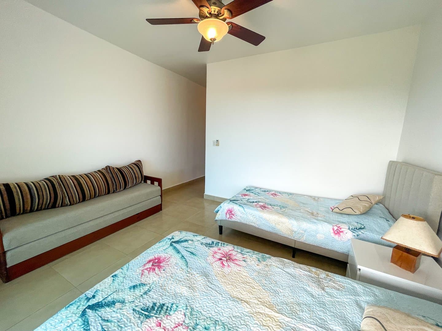 Luxury Living in Playa Blanca – Fully Furnished 3-Bedroom Beachfront Condo R-0597 - Image 25