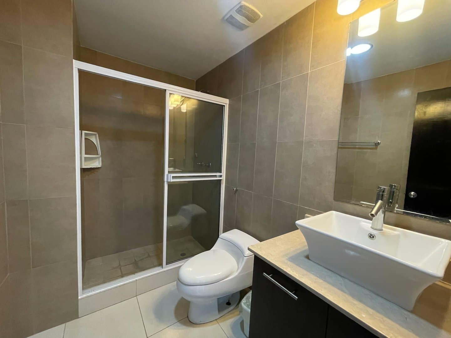 Luxury Living in Playa Blanca – Fully Furnished 3-Bedroom Beachfront Condo R-0597 - Image 27