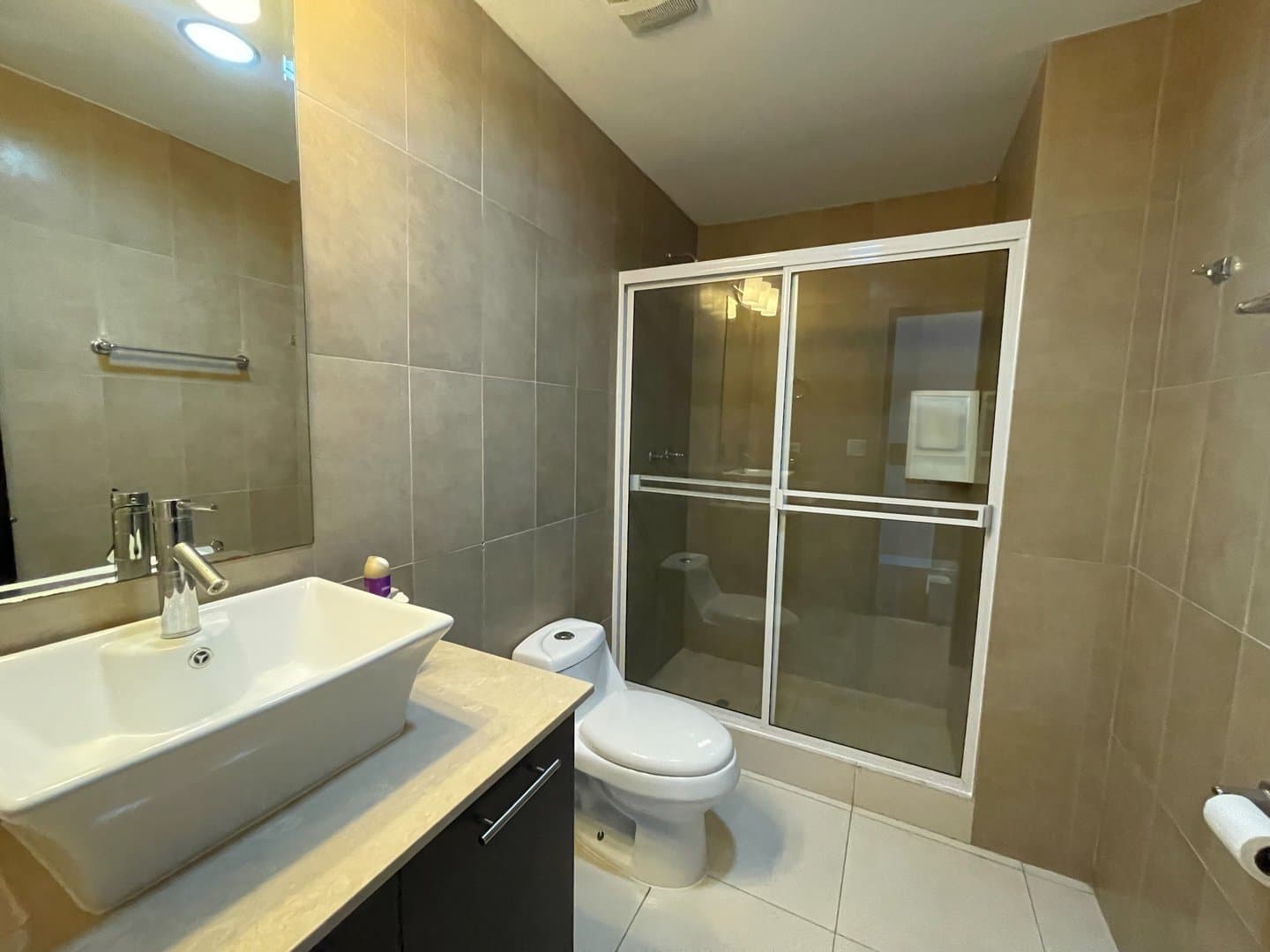 Luxury Living in Playa Blanca – Fully Furnished 3-Bedroom Beachfront Condo R-0597 - Image 30