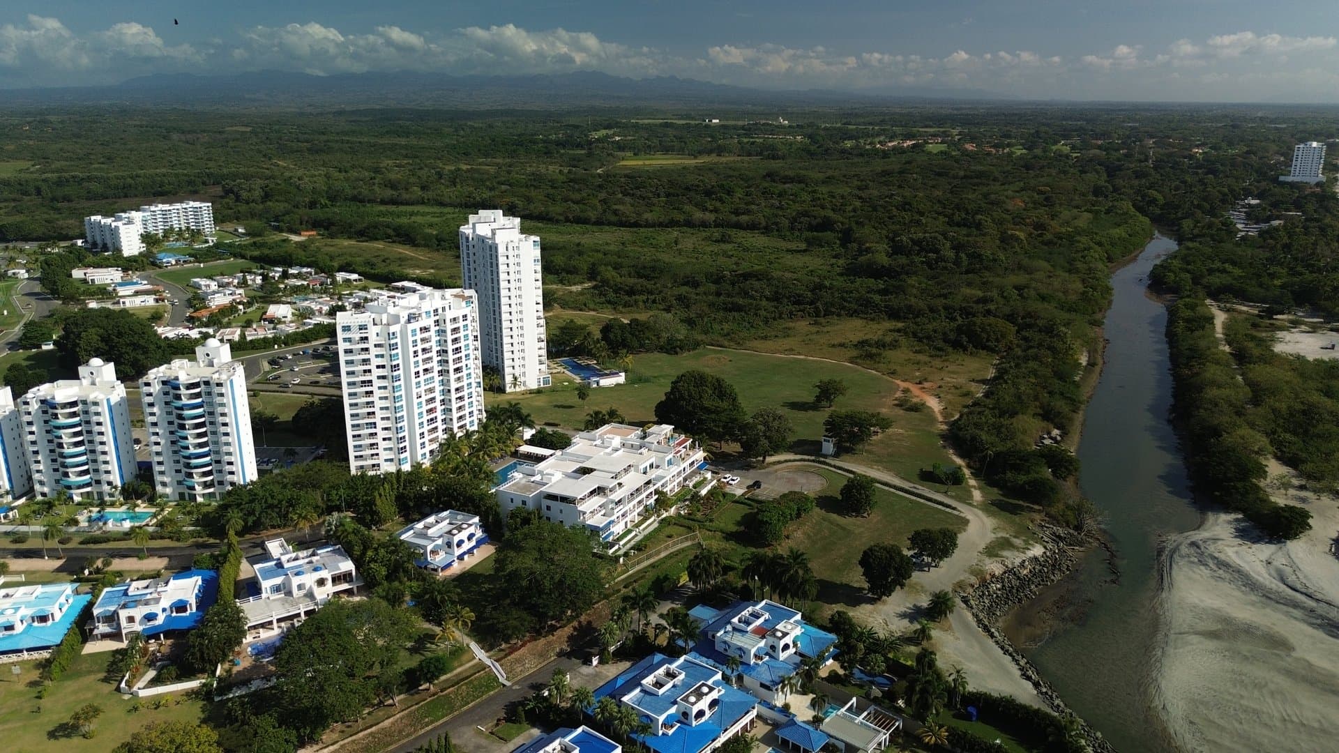 Luxury Living in Playa Blanca – Fully Furnished 3-Bedroom Beachfront Condo R-0597 - Image 40