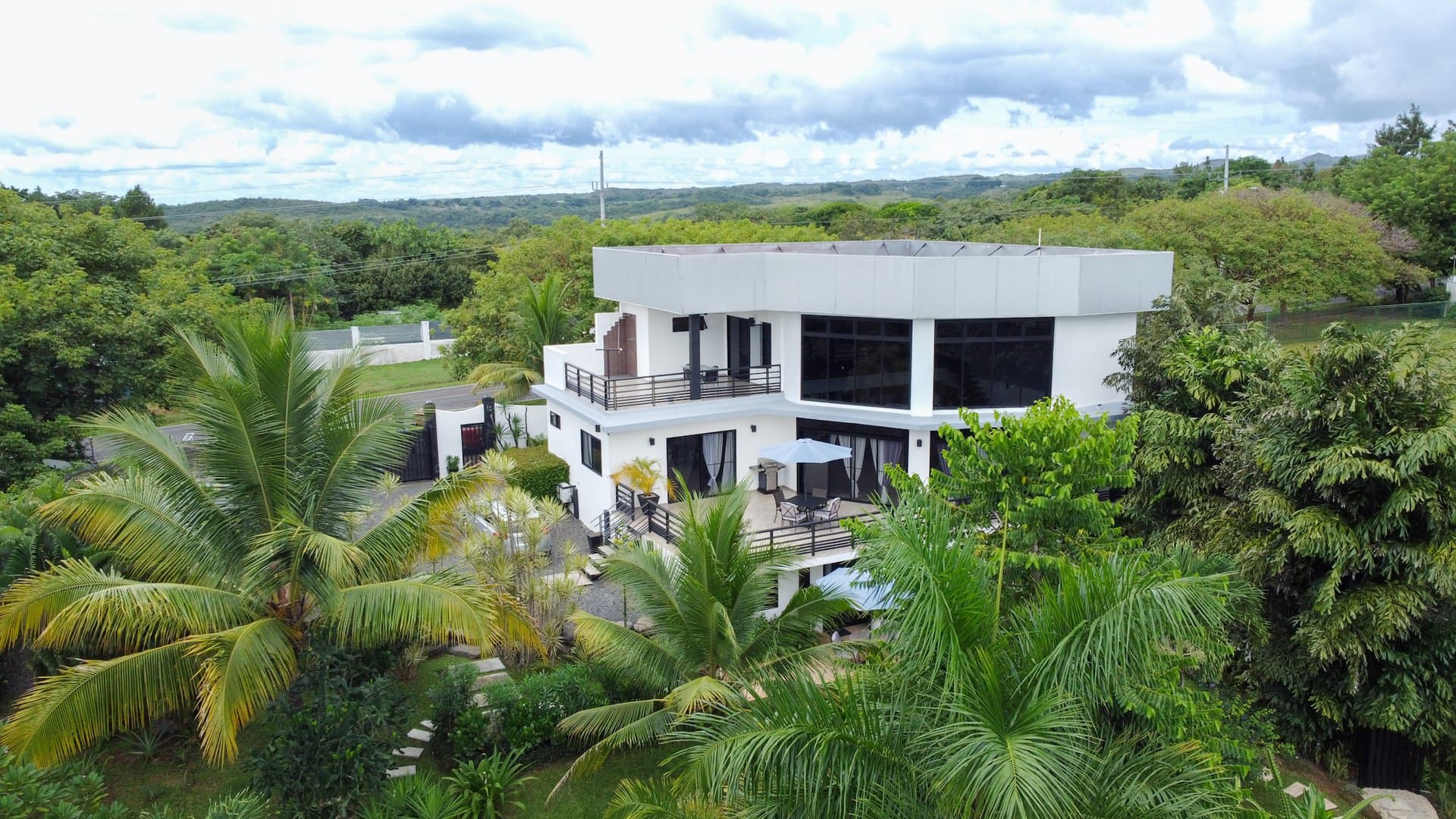 Modern Home with Stunning Mountain Views and Income-Generating Apartment, San Carlos, Panama. R-0318 - Image 1