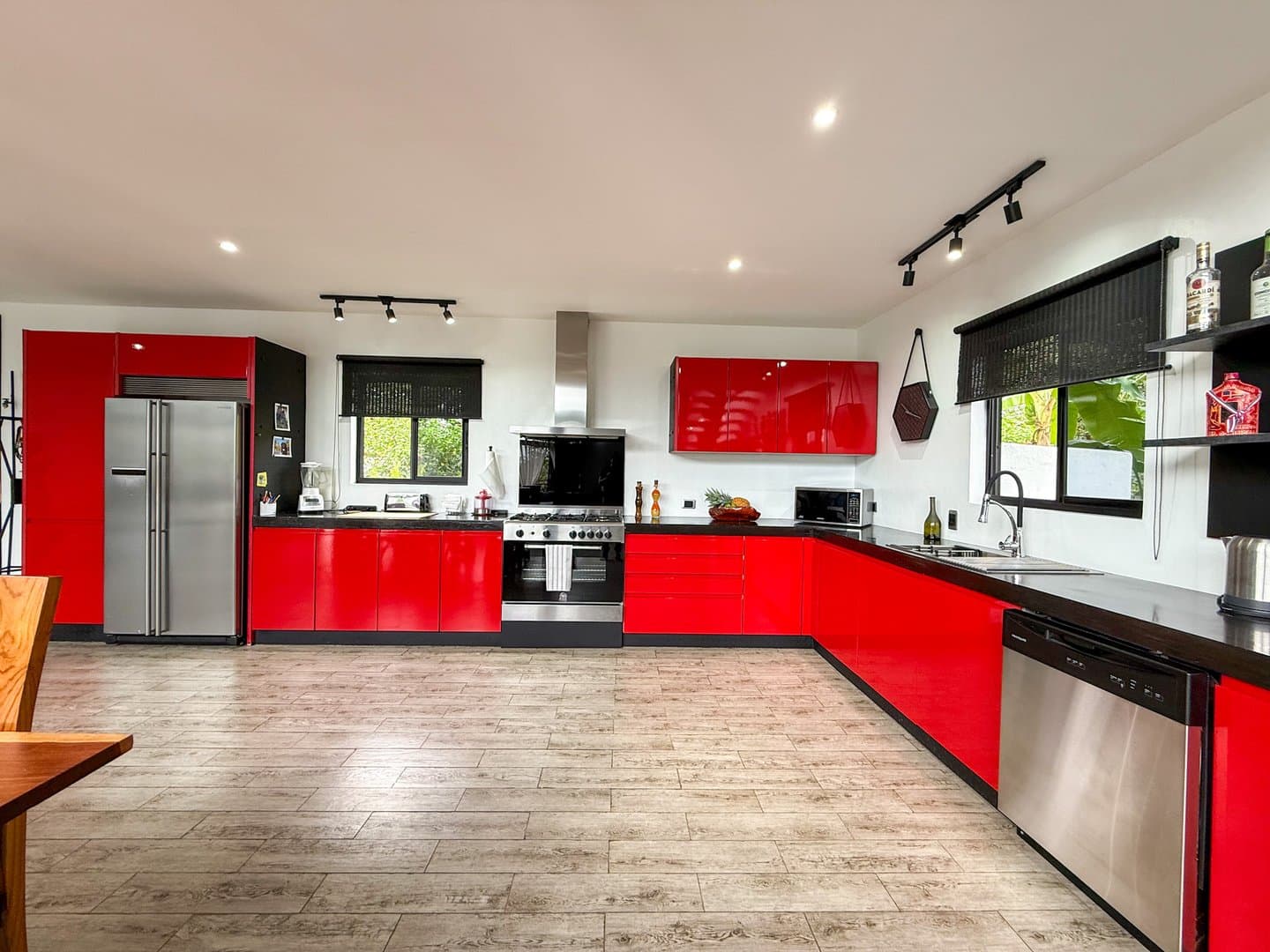 Modern Home with Stunning Mountain Views and Income-Generating Apartment, San Carlos, Panama. R-0318 - Image 10