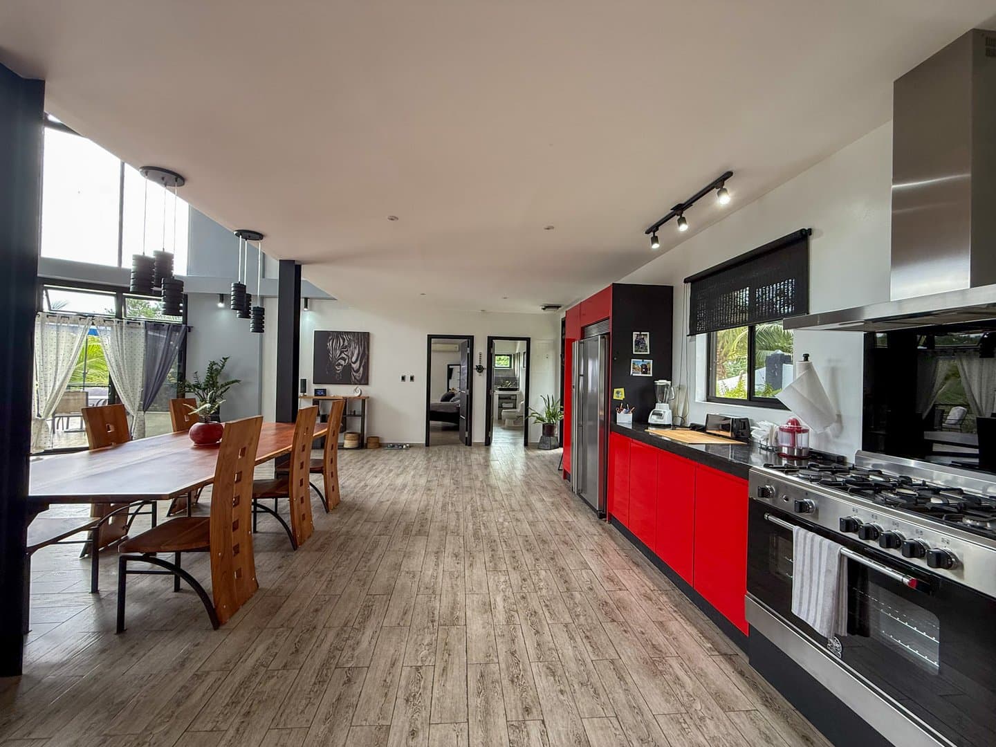 Modern Home with Stunning Mountain Views and Income-Generating Apartment, San Carlos, Panama. R-0318 - Image 11