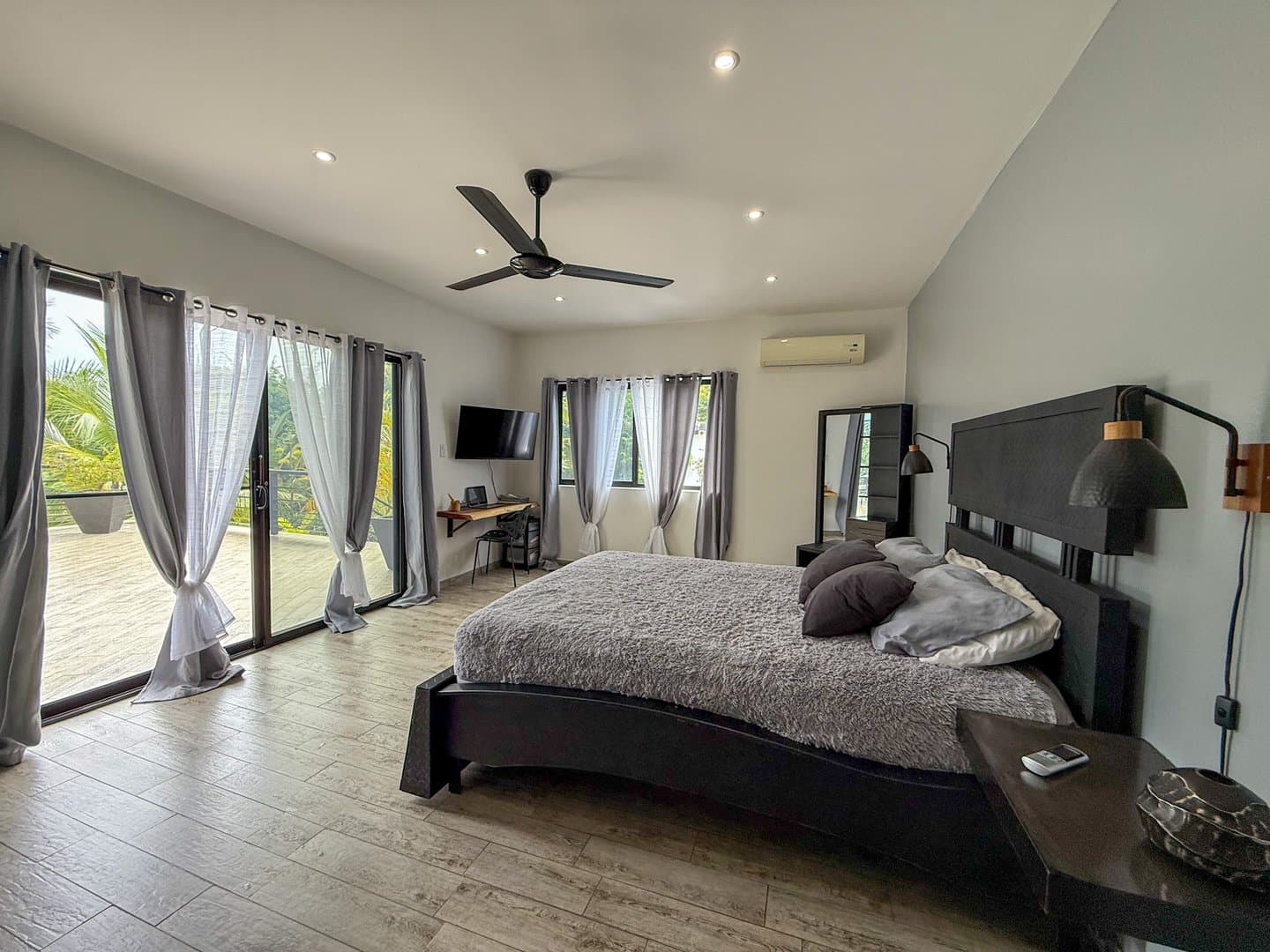 Modern Home with Stunning Mountain Views and Income-Generating Apartment, San Carlos, Panama. R-0318 - Image 12
