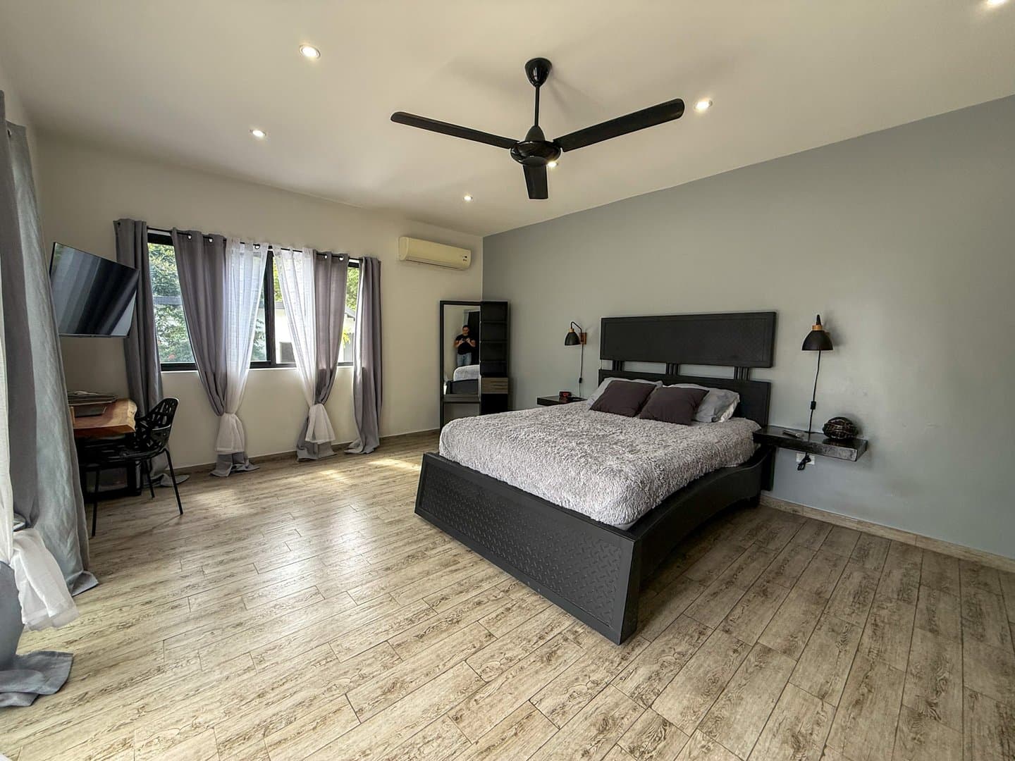 Modern Home with Stunning Mountain Views and Income-Generating Apartment, San Carlos, Panama. R-0318 - Image 13