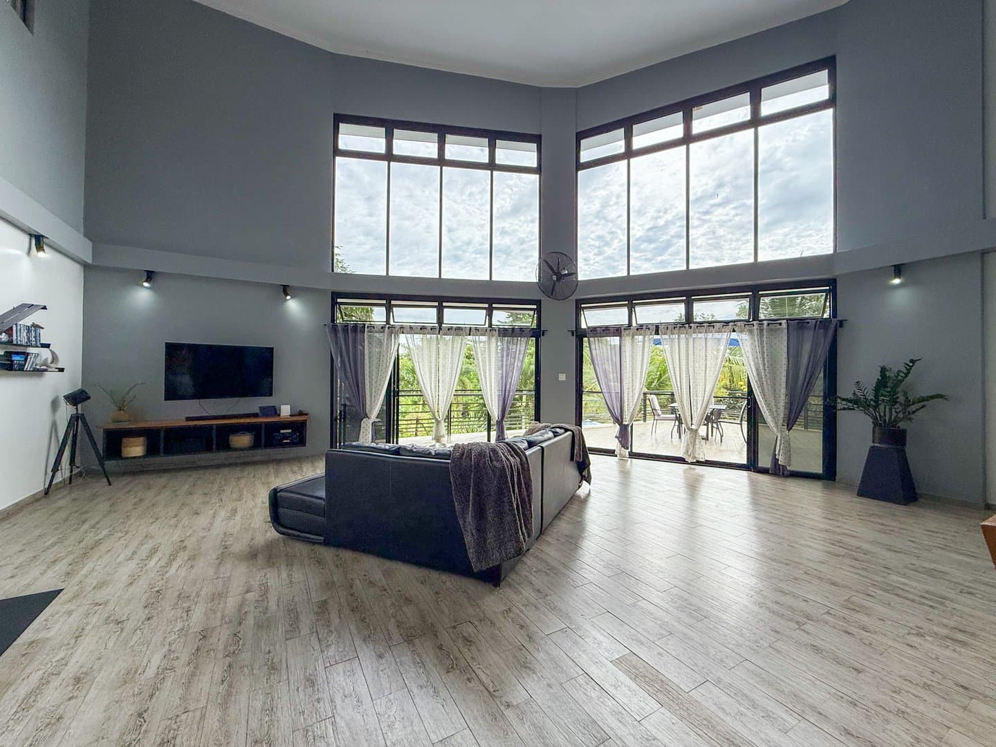 Modern Home with Stunning Mountain Views and Income-Generating Apartment, San Carlos, Panama. R-0318 - Image 3