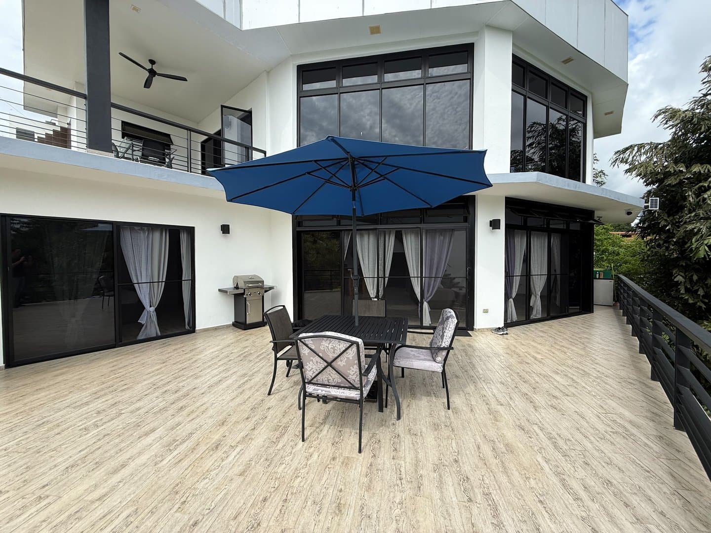 Modern Home with Stunning Mountain Views and Income-Generating Apartment, San Carlos, Panama. R-0318 - Image 20