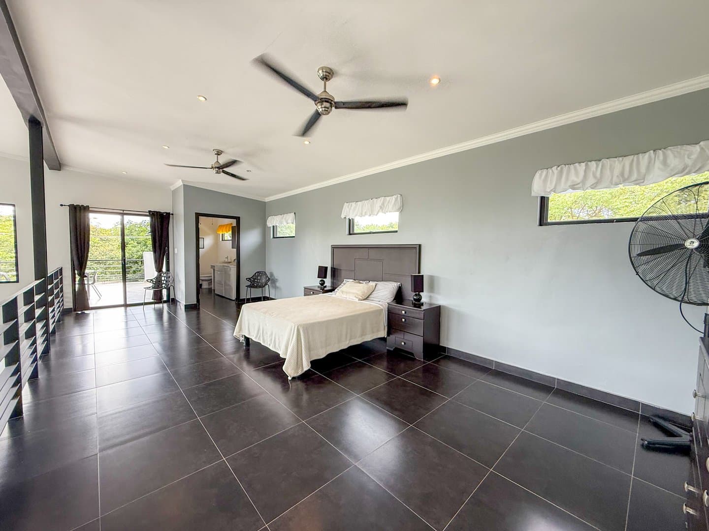 Modern Home with Stunning Mountain Views and Income-Generating Apartment, San Carlos, Panama. R-0318 - Image 26