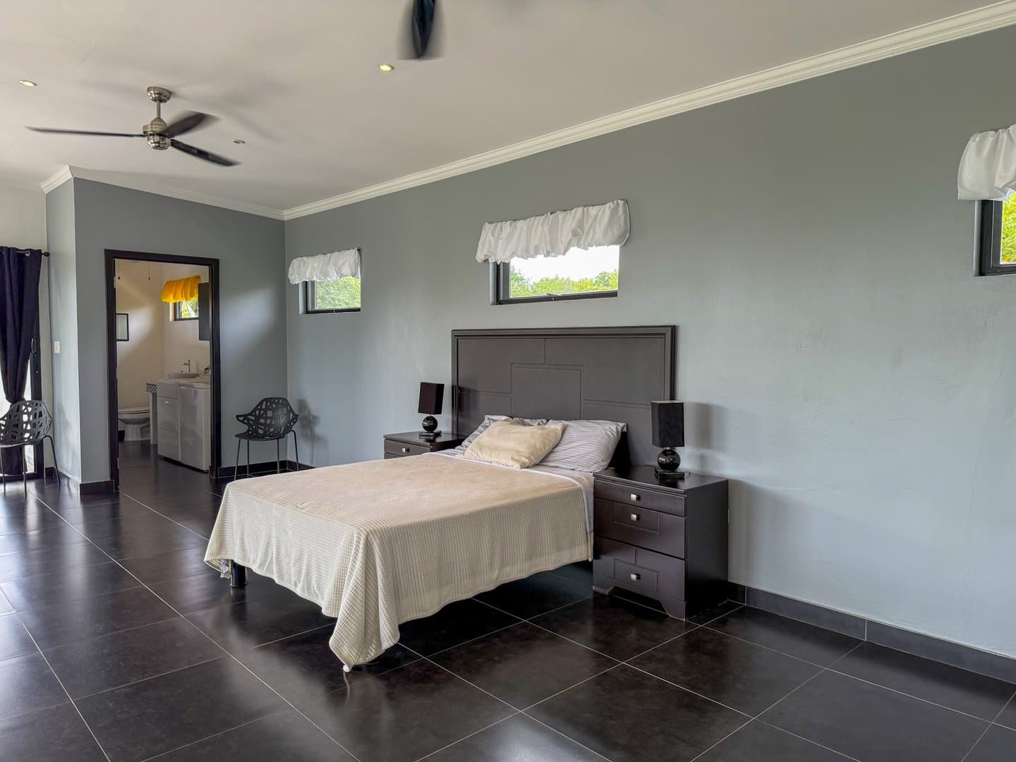 Modern Home with Stunning Mountain Views and Income-Generating Apartment, San Carlos, Panama. R-0318 - Image 27