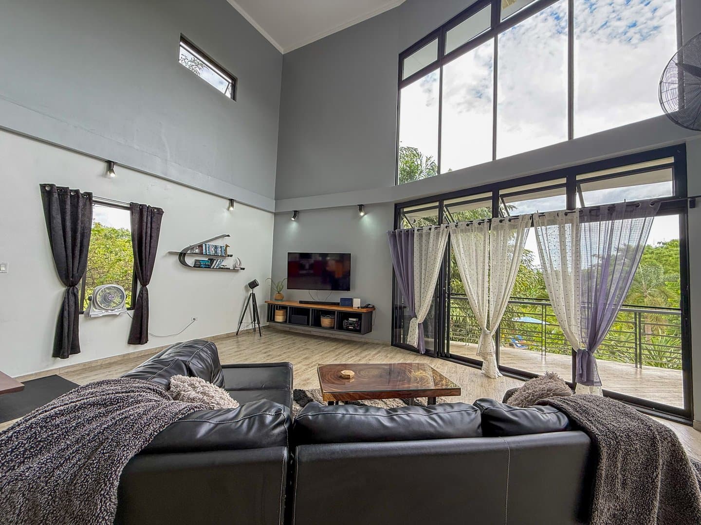 Modern Home with Stunning Mountain Views and Income-Generating Apartment, San Carlos, Panama. R-0318 - Image 4