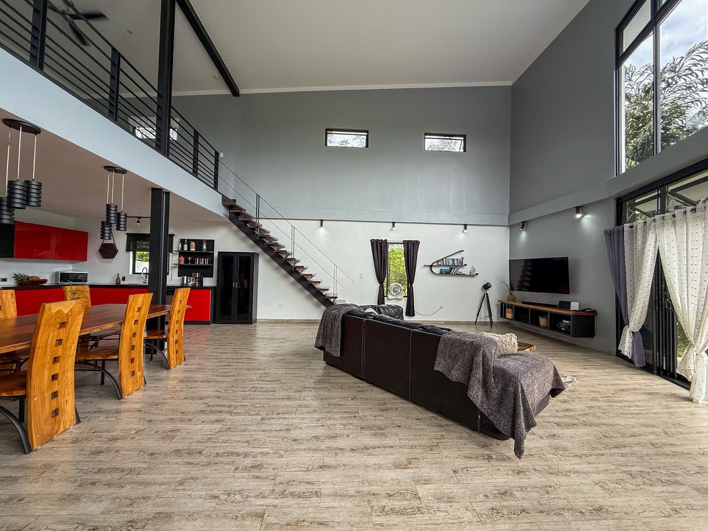 Modern Home with Stunning Mountain Views and Income-Generating Apartment, San Carlos, Panama. R-0318 - Image 5