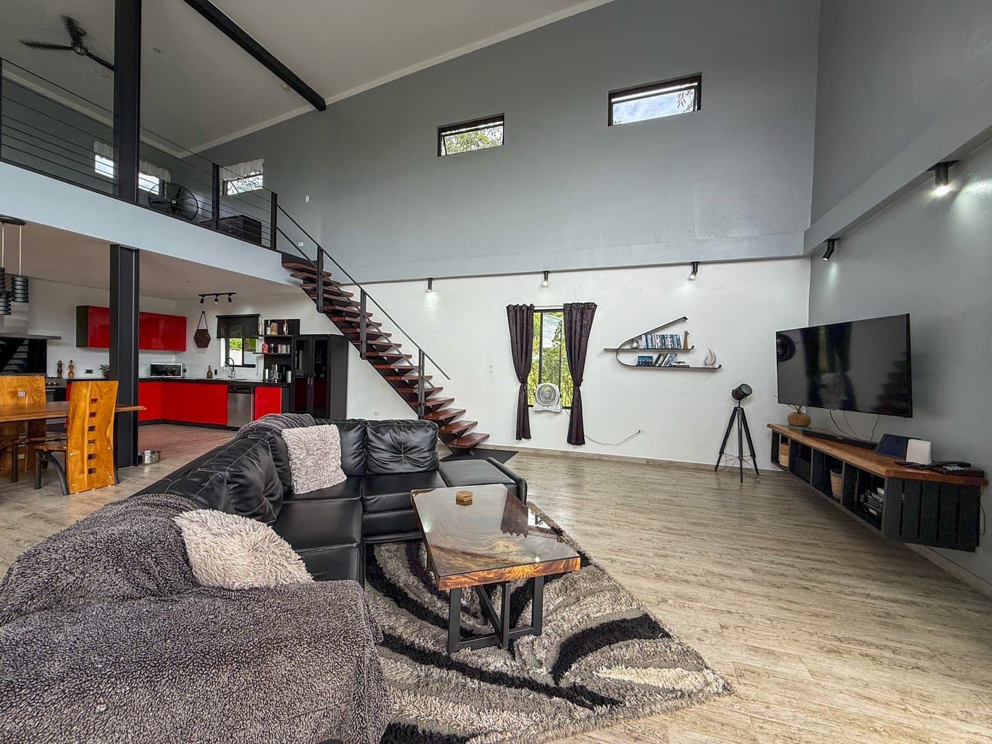 Modern Home with Stunning Mountain Views and Income-Generating Apartment, San Carlos, Panama. R-0318 - Image 6