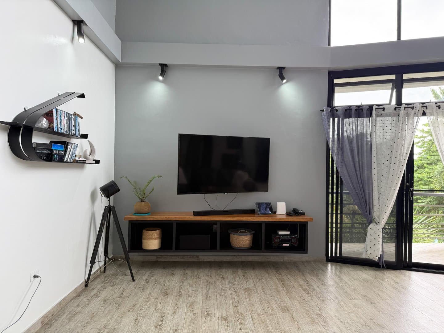 Modern Home with Stunning Mountain Views and Income-Generating Apartment, San Carlos, Panama. R-0318 - Image 7