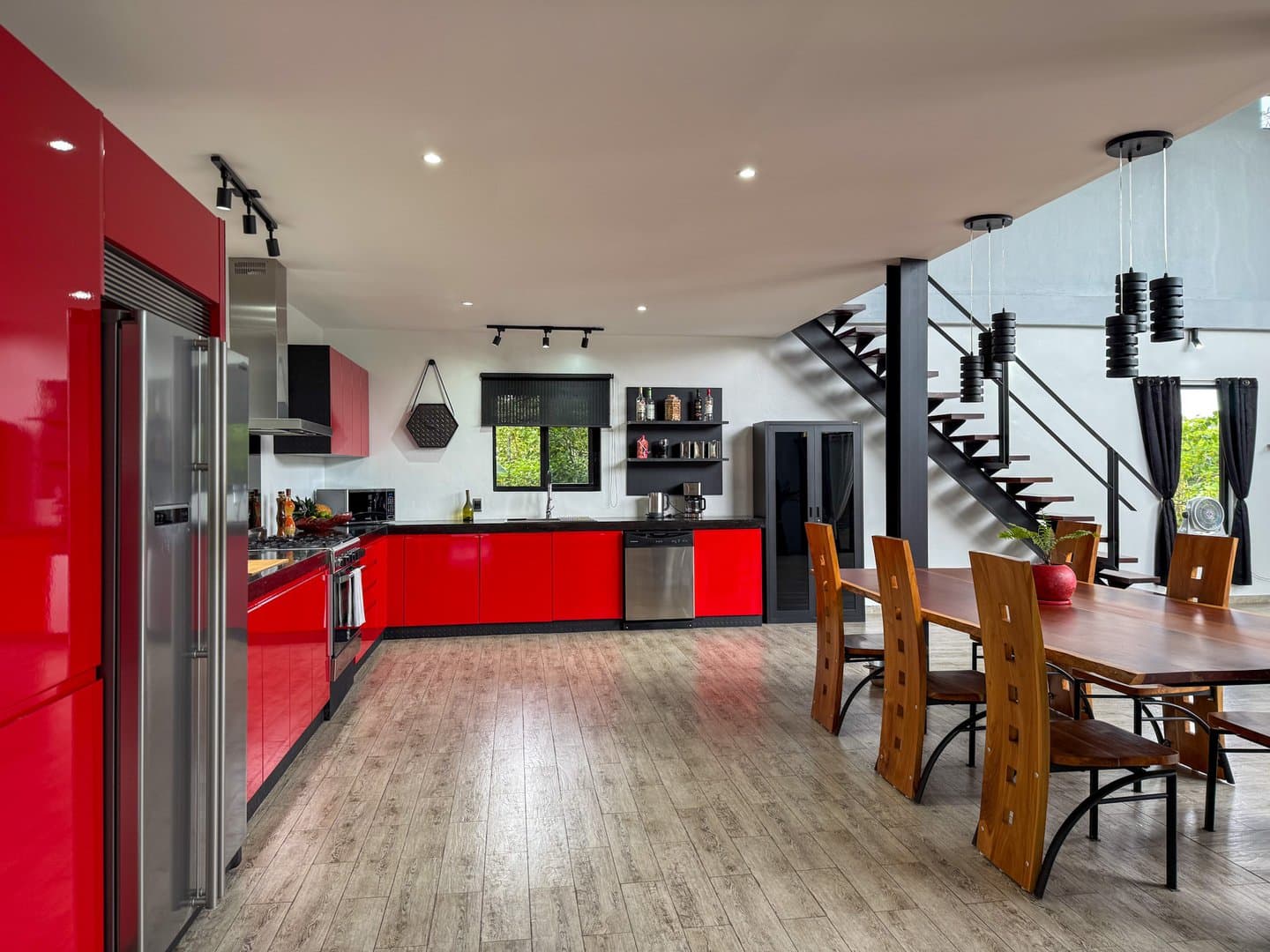 Modern Home with Stunning Mountain Views and Income-Generating Apartment, San Carlos, Panama. R-0318 - Image 8