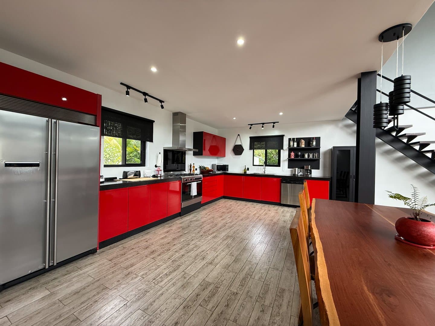 Modern Home with Stunning Mountain Views and Income-Generating Apartment, San Carlos, Panama. R-0318 - Image 9