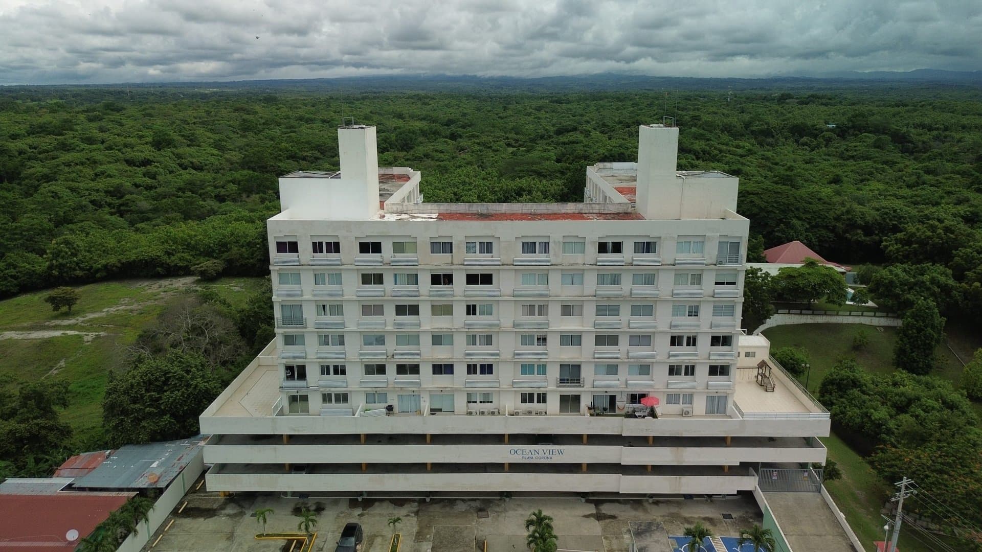 "Seaside Investment Opportunity: Apartment in Beachside Building Perfect for Short-Term Rentals" in Playa Corona P-0537