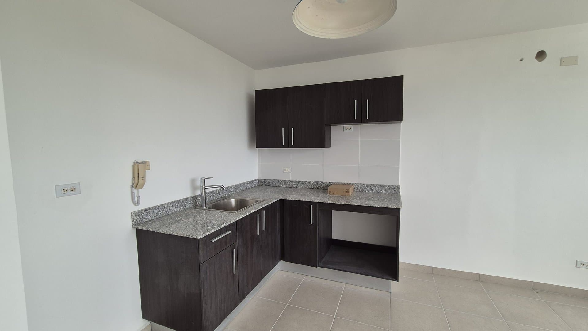 "Seaside Investment Opportunity: Apartment in Beachside Building Perfect for Short-Term Rentals" in Playa Corona P-0537 - Image 4
