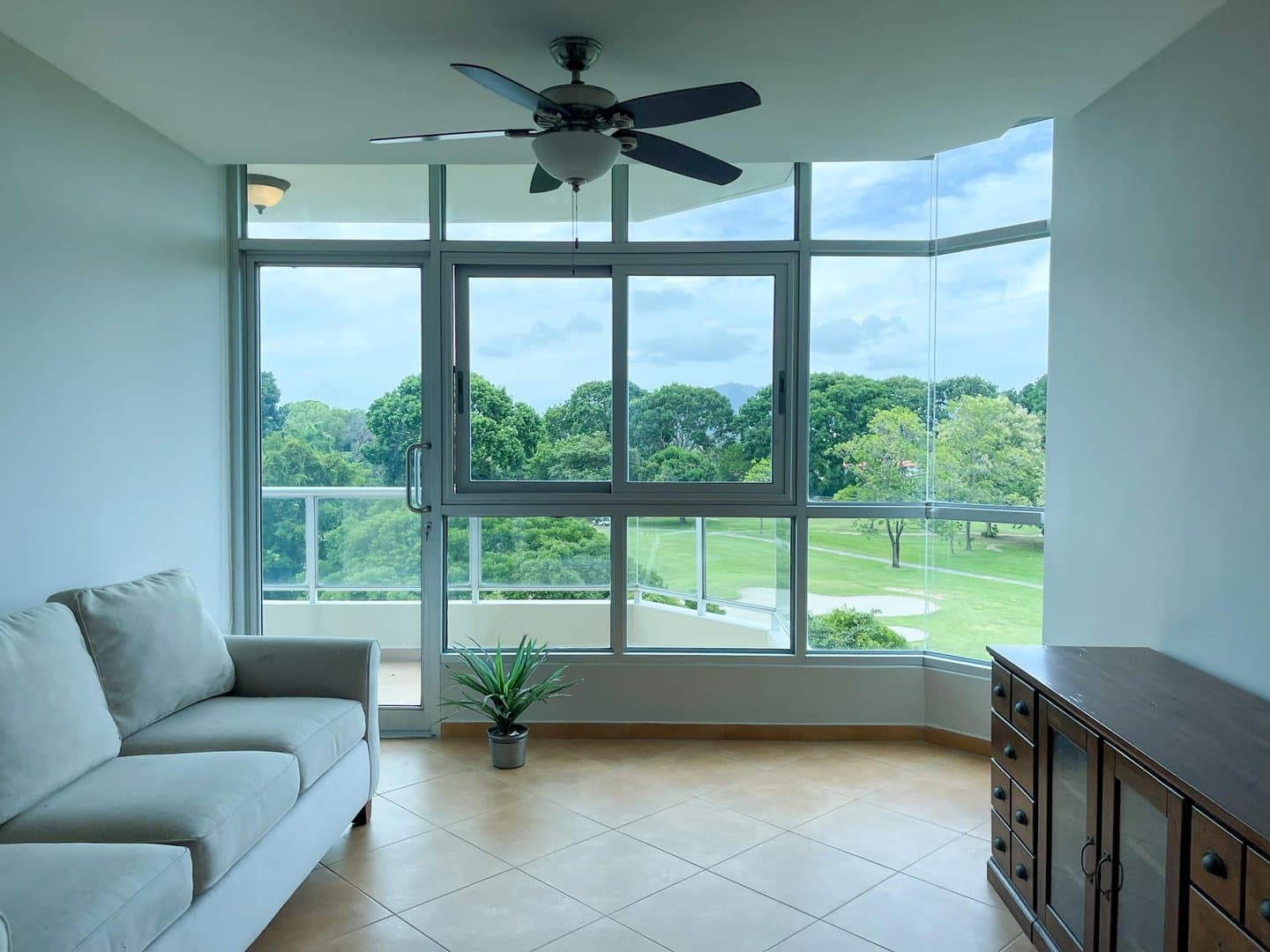 Spacious Apartment on the Golf Course, Coronado R-0556 - Image 3