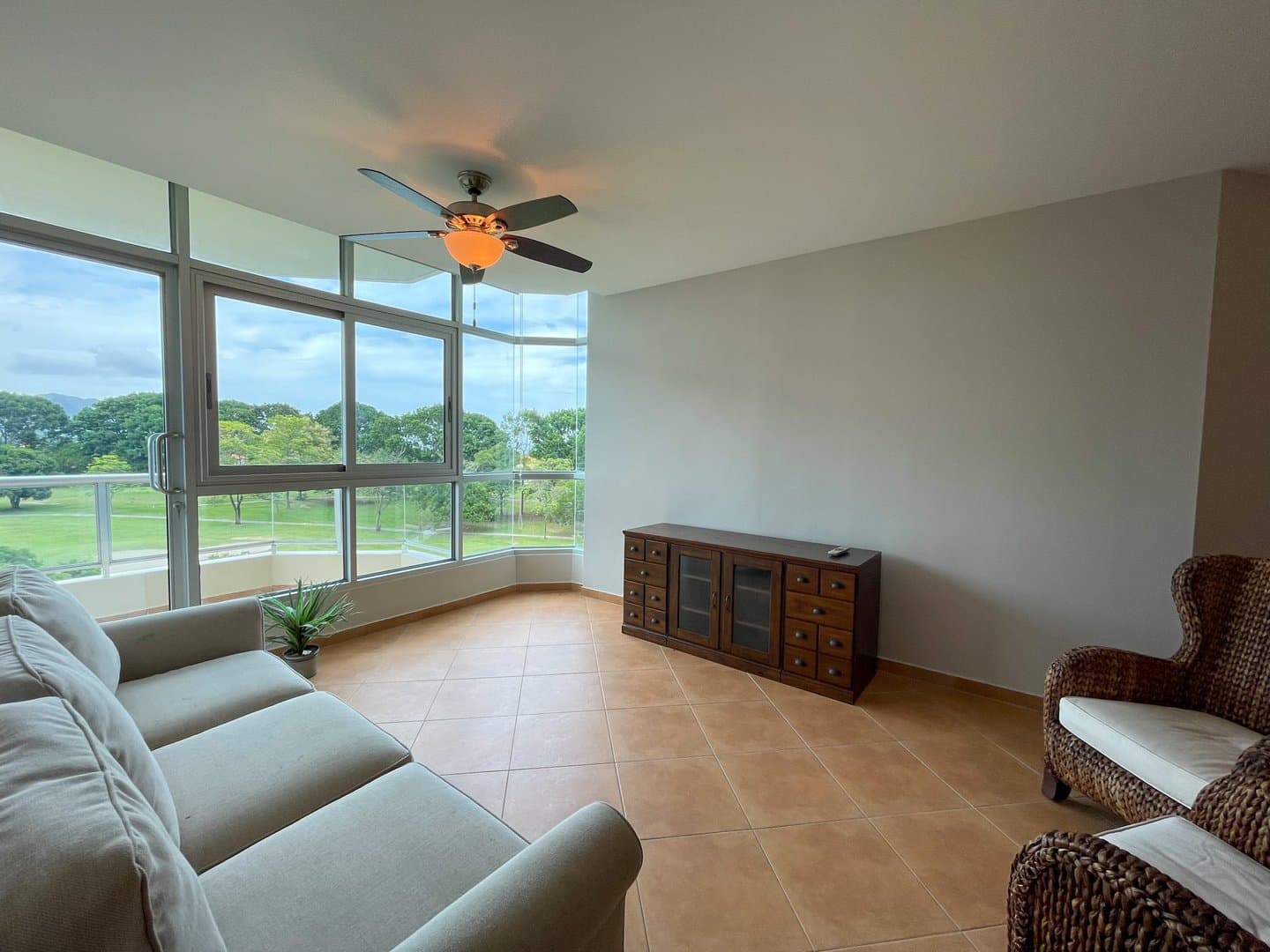 Spacious Apartment on the Golf Course, Coronado R-0556 - Image 4