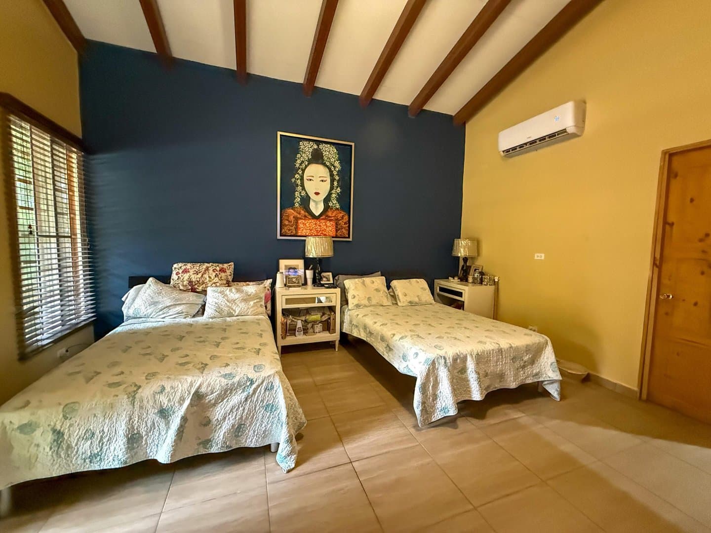 Spacious Open-Concept Home with Lush Vegetation in San Carlos, Panama R-0610 - Image 11