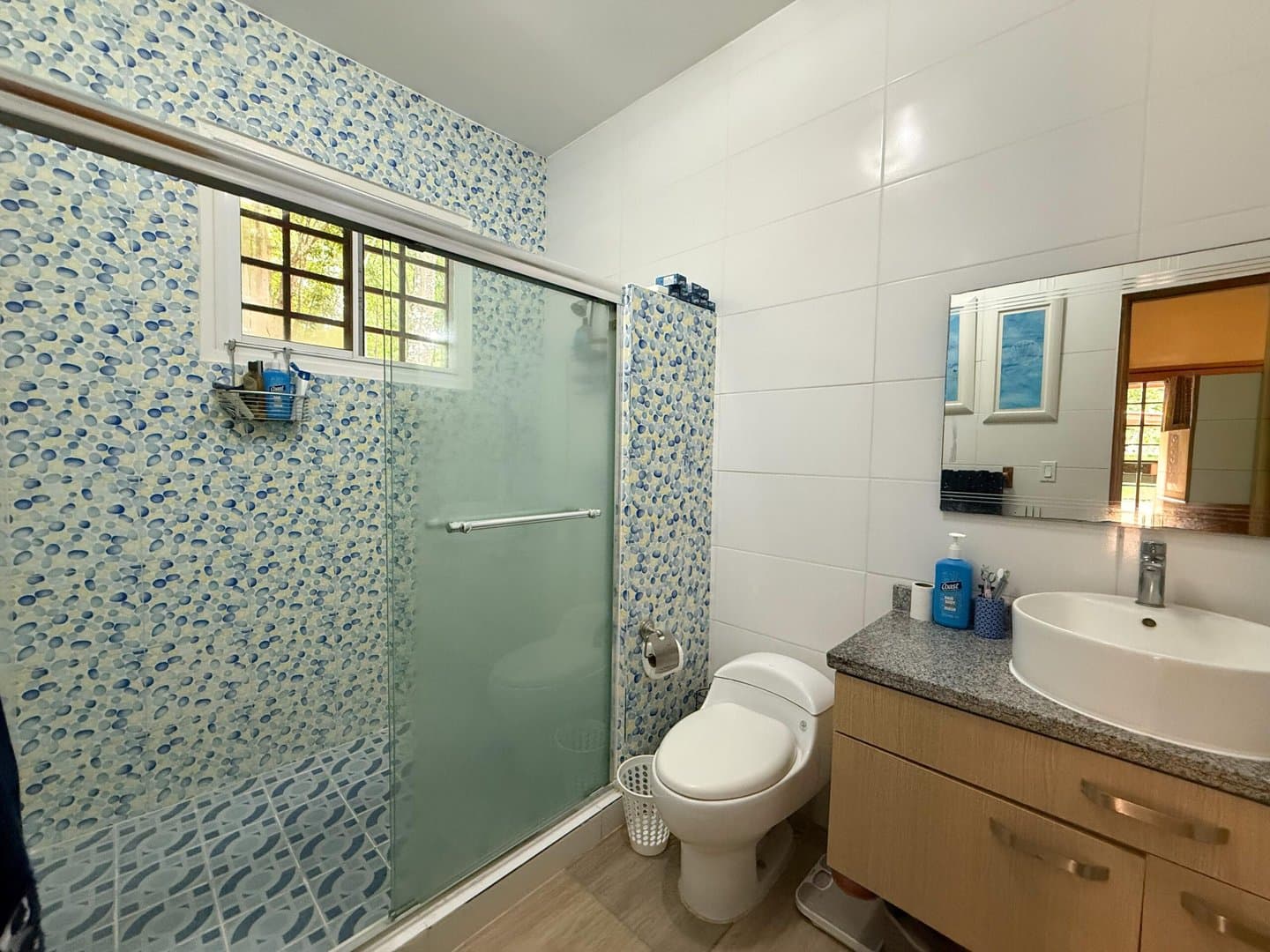 Spacious Open-Concept Home with Lush Vegetation in San Carlos, Panama R-0610 - Image 12
