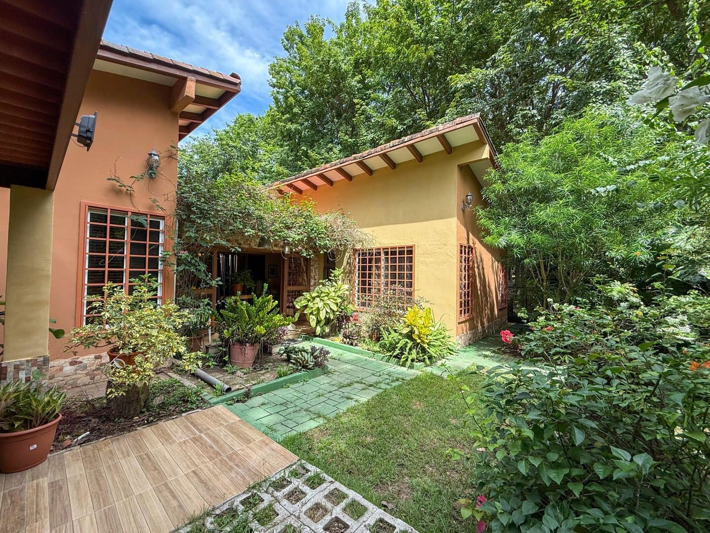 Spacious Open-Concept Home with Lush Vegetation in San Carlos, Panama R-0610 - Image 1
