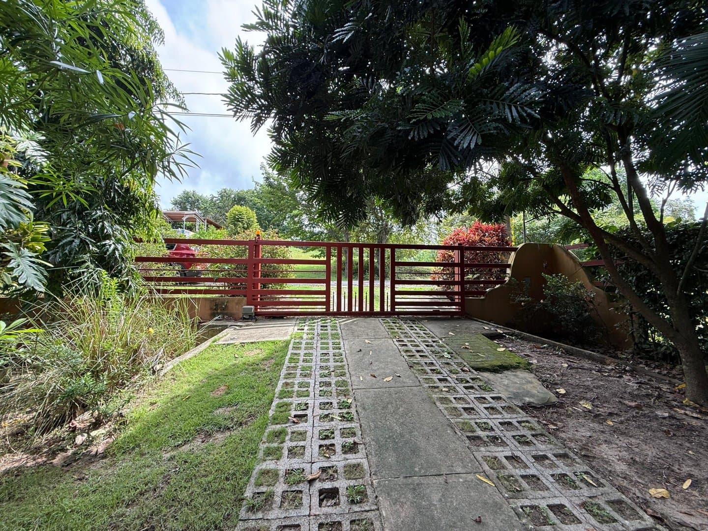 Spacious Open-Concept Home with Lush Vegetation in San Carlos, Panama R-0610 - Image 32