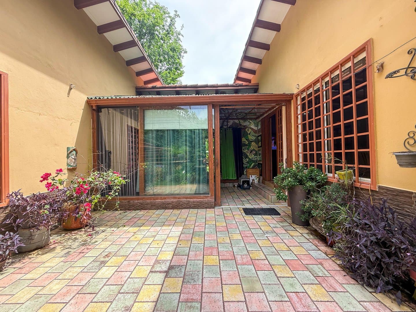 Spacious Open-Concept Home with Lush Vegetation in San Carlos, Panama R-0610 - Image 72