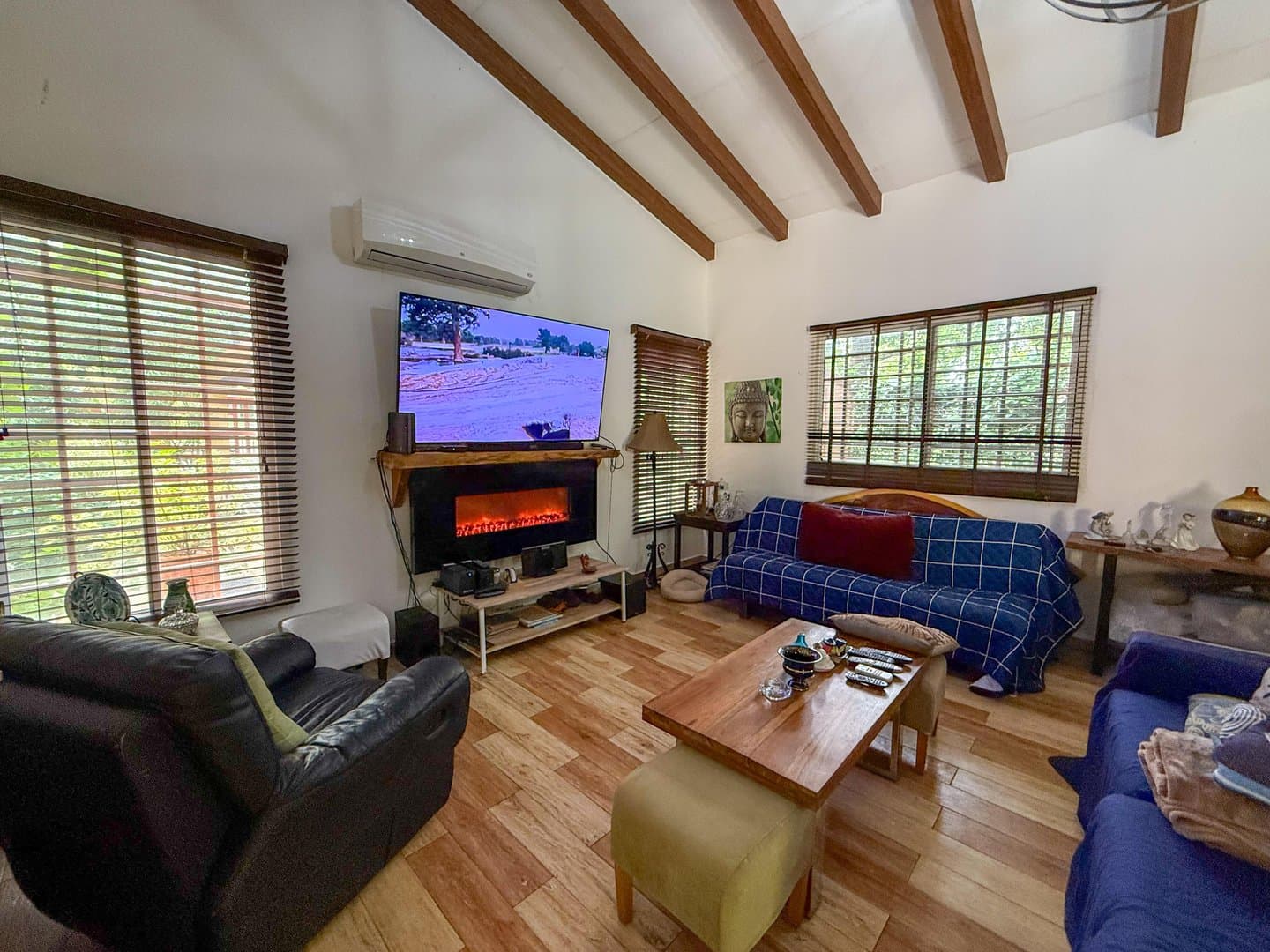 Spacious Open-Concept Home with Lush Vegetation in San Carlos, Panama R-0610 - Image 44