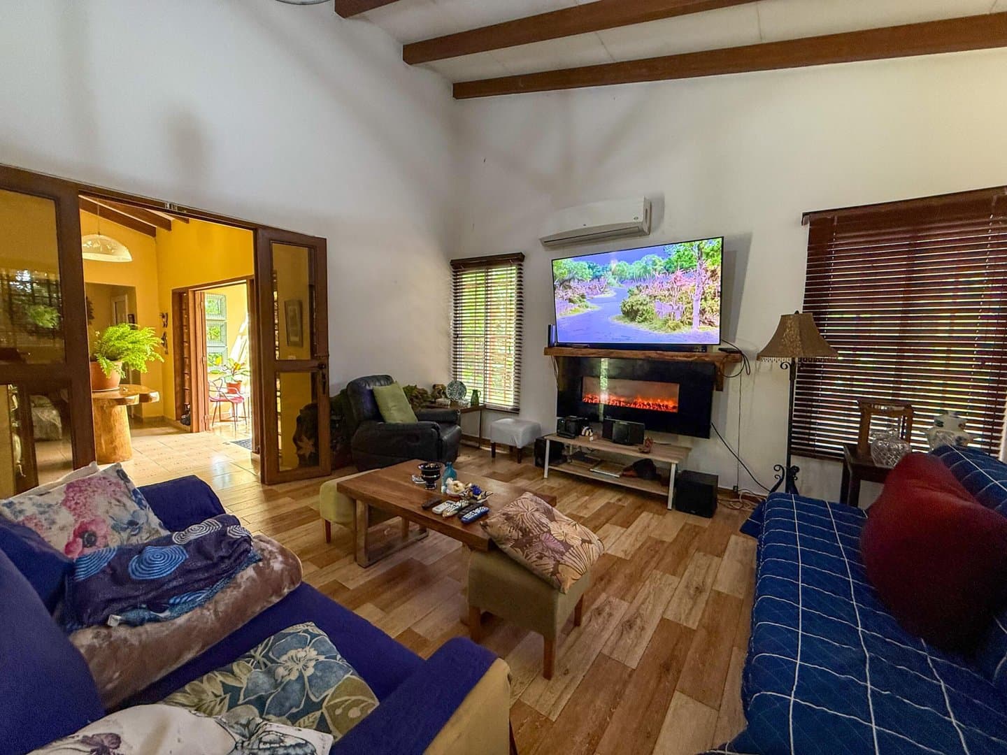 Spacious Open-Concept Home with Lush Vegetation in San Carlos, Panama R-0610 - Image 6