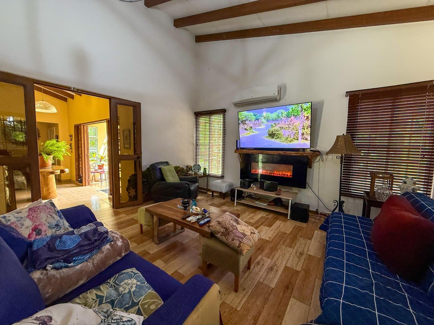 Spacious Open-Concept Home with Lush Vegetation in San Carlos, Panama R-0610 - Image 45