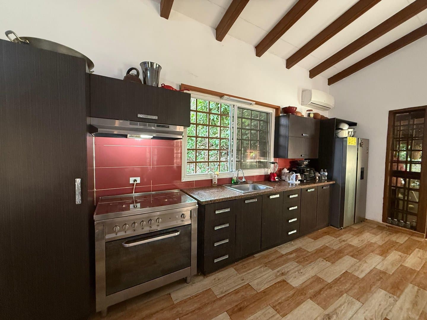 Spacious Open-Concept Home with Lush Vegetation in San Carlos, Panama R-0610 - Image 8