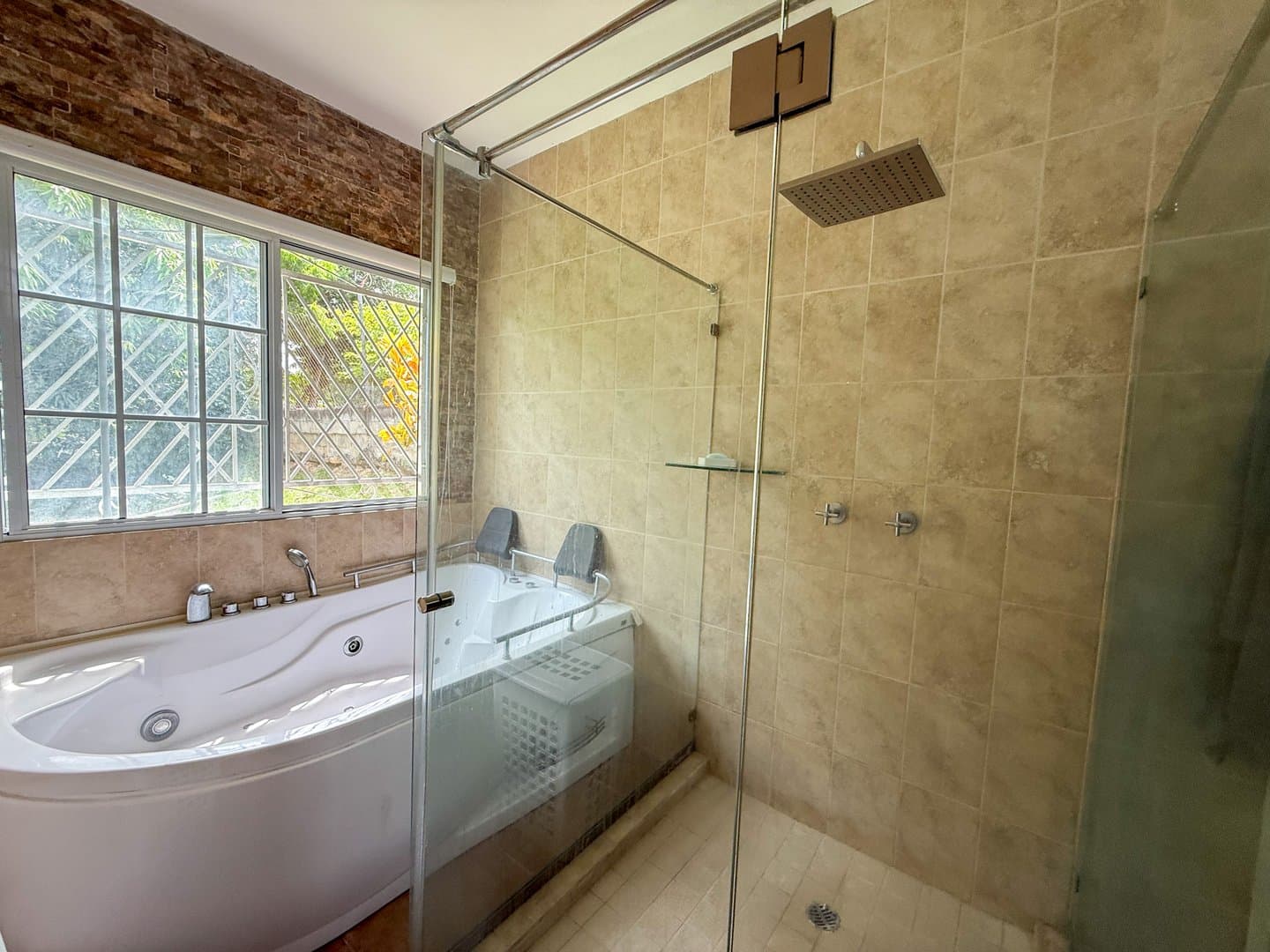 Spacious Single-Story 6-Bedroom Home with Pool, Near the Beach – Costa Esmeralda R-0497 - Image 23