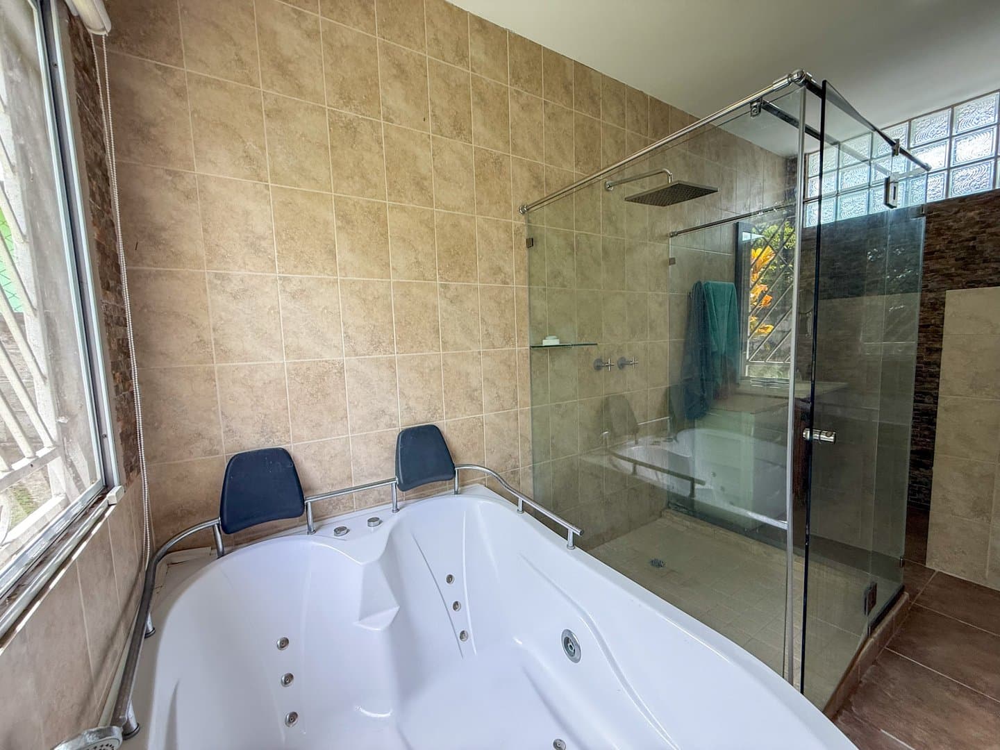 Spacious Single-Story 6-Bedroom Home with Pool, Near the Beach – Costa Esmeralda R-0497 - Image 24