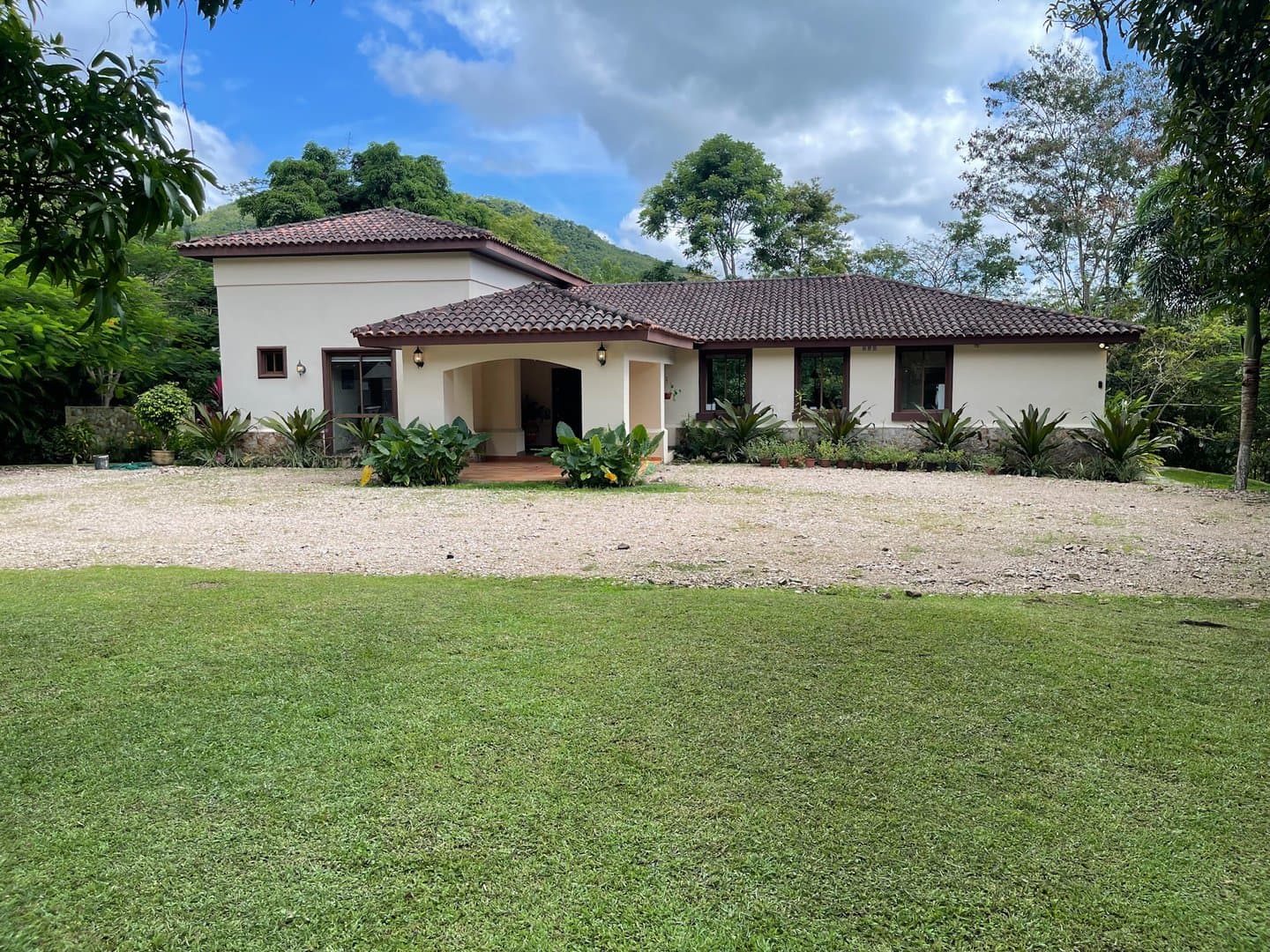 Spectacular House in El Barrero, Penonomé, Coclé P-0387 - Image 3