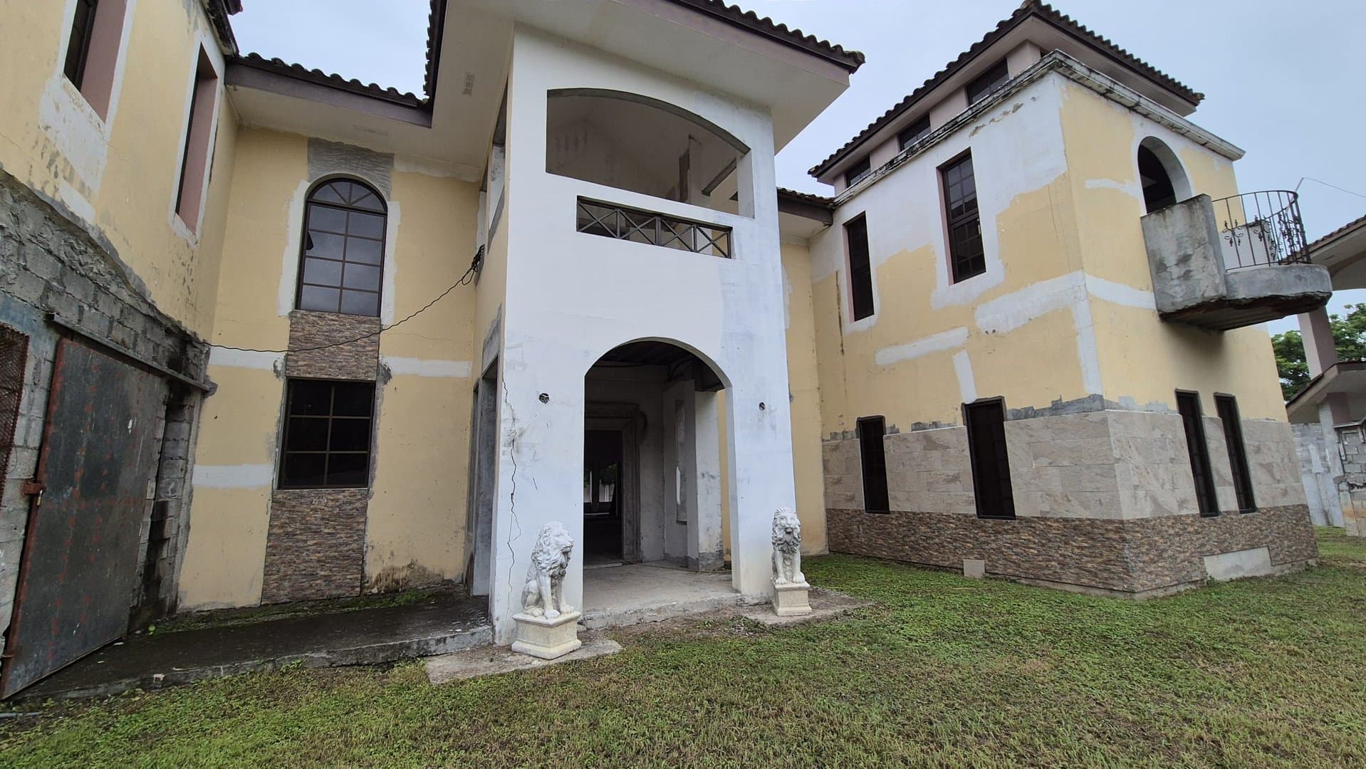 Unique Castle-Style Residence with Spacious Terrace on Expansive Lot Near Santa Clara Beach, Rio Hato P-0487 - Image 8